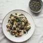 Flowers on a Plate: Delicious Floral Recipes yra įtraukianti receptų su valgomomis gėlėmis knyga — albumas.