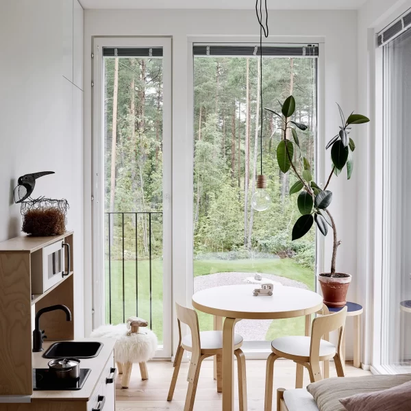 Suomių interjeto knyga, anglų kalba | Happy Homes: White Walls Baltos sienos – tai bendras visų šioje knygoje pristatomų suomiškų namų bruožas, tačiau kiekvieni jų pasižymi savitu...