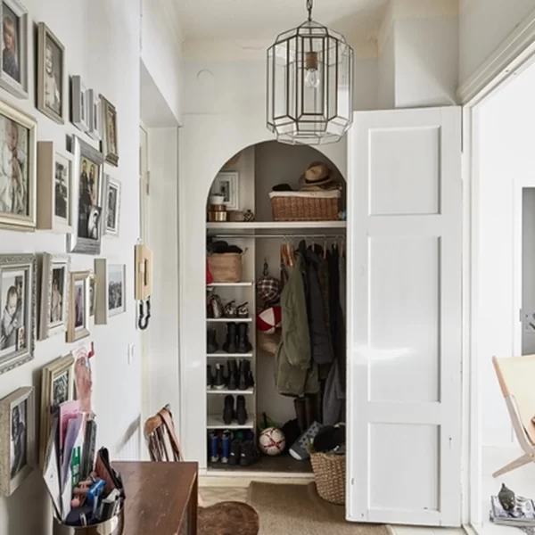 Suomių interjeto knyga, anglų kalba | Happy Homes: White Walls Baltos sienos – tai bendras visų šioje knygoje pristatomų suomiškų namų bruožas, tačiau kiekvieni jų pasižymi savitu...