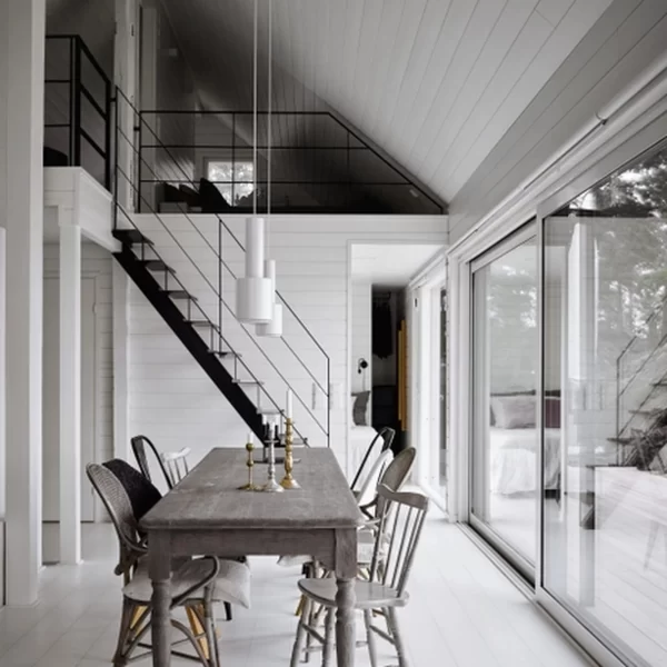 Suomių interjeto knyga, anglų kalba | Happy Homes: White Walls Baltos sienos – tai bendras visų šioje knygoje pristatomų suomiškų namų bruožas, tačiau kiekvieni jų pasižymi savitu...