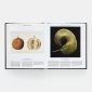 Plant: Exploring the Botanical World yra vizualiai įspūdinga Phaidon Explorer serijos apžvalga, švenčianti augalų grožį ir...