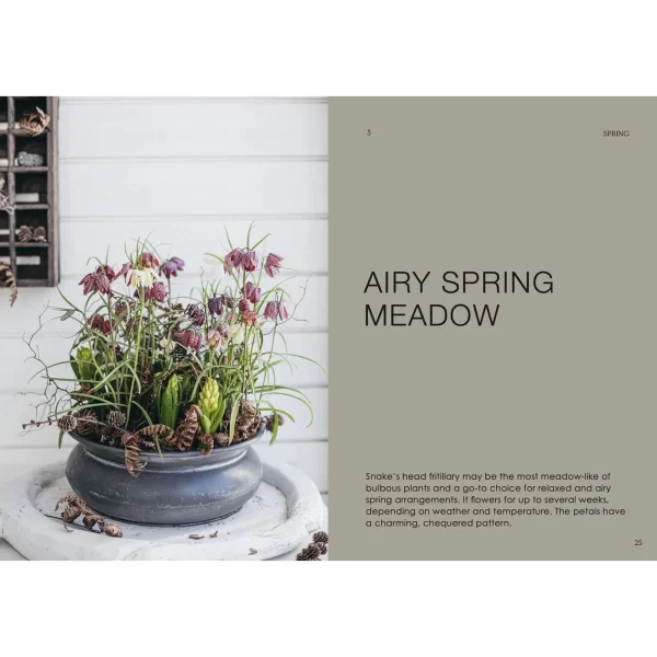 Vazoninio sodininkavimo knyga, anglų k. | The Potted Garden - All Year Round Augalų kompozicijos vazonuose nuspalvina aplinką dar prieš įsibėgėjant pavasariui.