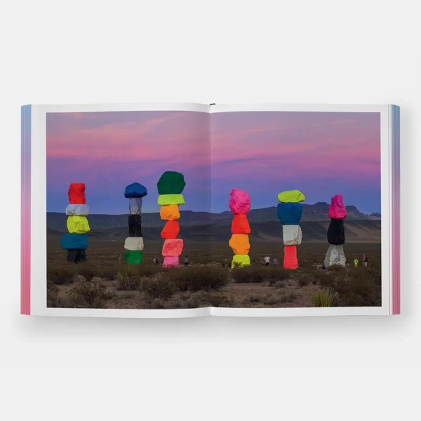 Knyga apie spalvas ir šviesą mene | Rainbow Dreams: Color and Light in Contemporary Art Nuostabi spalvų ir šviesos šventė, pristatanti daugiau nei 200 įspūdingų šiuolaikinio meno kūrinių.
