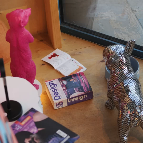 Surikata - Magenta | Meerkat - Magenta Skulptūra instaliacija „Darbinė išvyka“ / „Works Outing”, Hohenkarpfen/Swabian Jura