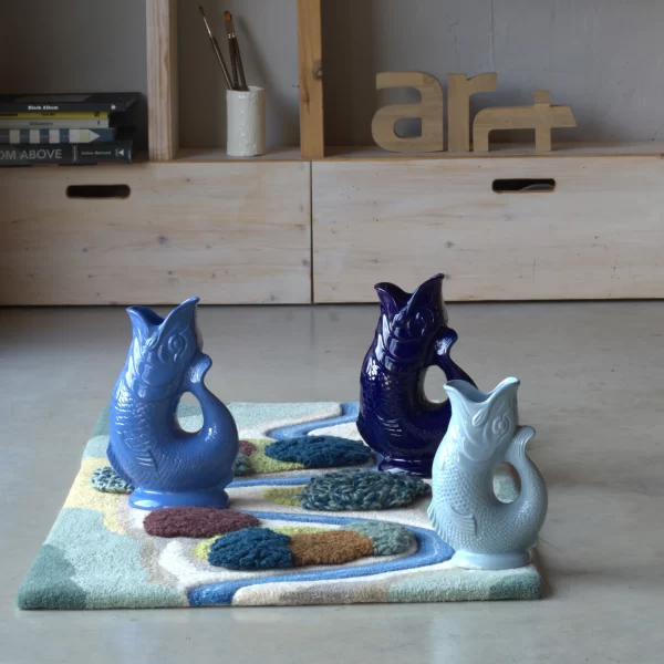 Rinkinys — Vilnonis kilimas Upė + keramikos indas Žuvis | Wool rug River, ceramic Fish Lengva vertinti vandenį ar upę savaime suprantamu dalyku, nors jis yra toks fundamentalus ir gyvybiškai svarbus.