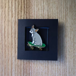 Pin Ženkliukas „Šuo” | Enamel Pin The Dog - Bostono terjeras. Ant riedlentės