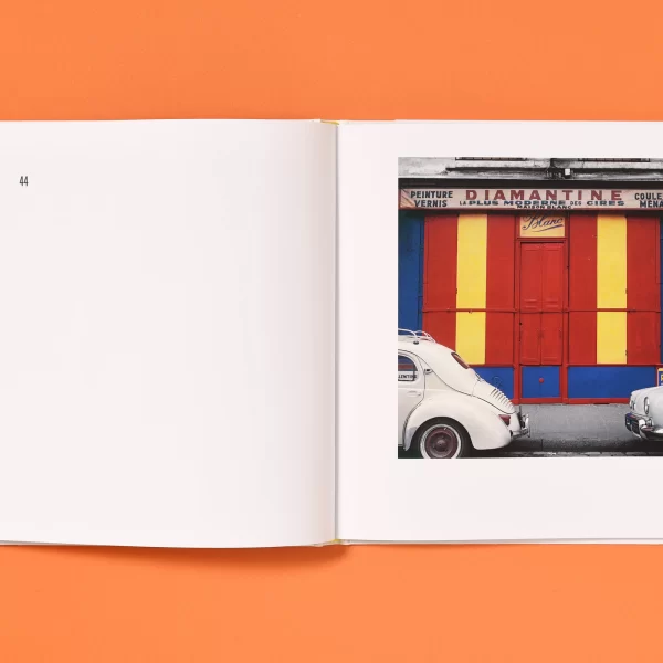 Paryžiaus spalvos – Gérard Ifert | Paris Colours - Gérard Ifert, Ektachromes 1953-1954 Penktajame dešimtmetyje Paryžiuje geometriški ir margaspalviai dažų prekeivių fasadai patraukė jauno šveicarų dizainerio...