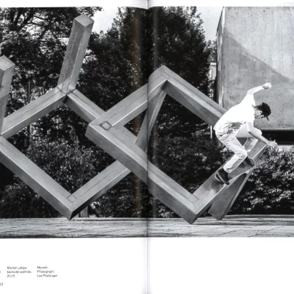 kišeninė meno knyga | Riding Modern Art (pocket ed) - Raphaël Zarka Šis leidinys — 50 juodai baltų fotografijų kolekcija, vaizduojanti žmones, riedančius riedlente ant skulptūrų viešose...