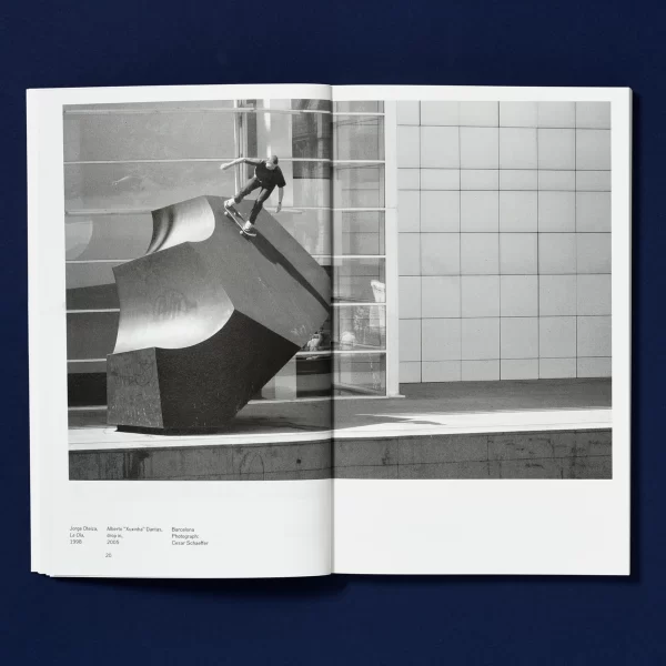 kišeninė meno knyga | Riding Modern Art (pocket ed) - Raphaël Zarka Šis leidinys — 50 juodai baltų fotografijų kolekcija, vaizduojanti žmones, riedančius riedlente ant skulptūrų viešose...