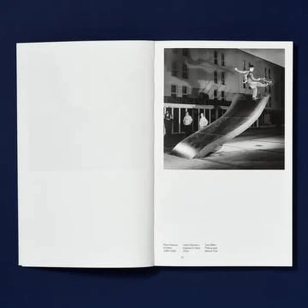 kišeninė meno knyga | Riding Modern Art (pocket ed) - Raphaël Zarka Šis leidinys — 50 juodai baltų fotografijų kolekcija, vaizduojanti žmones, riedančius riedlente ant skulptūrų viešose...