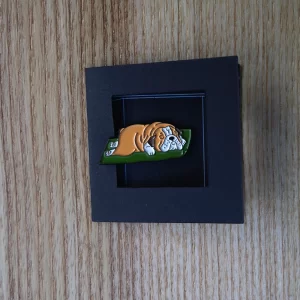 Pin Ženkliukas „Šuo” | Enamel Pin The Dog - Anglų buldogas. Miega
